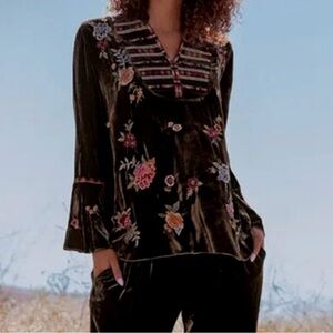 NWOT Johnny was Sisilia Velvet Flare Sleeve Blouse